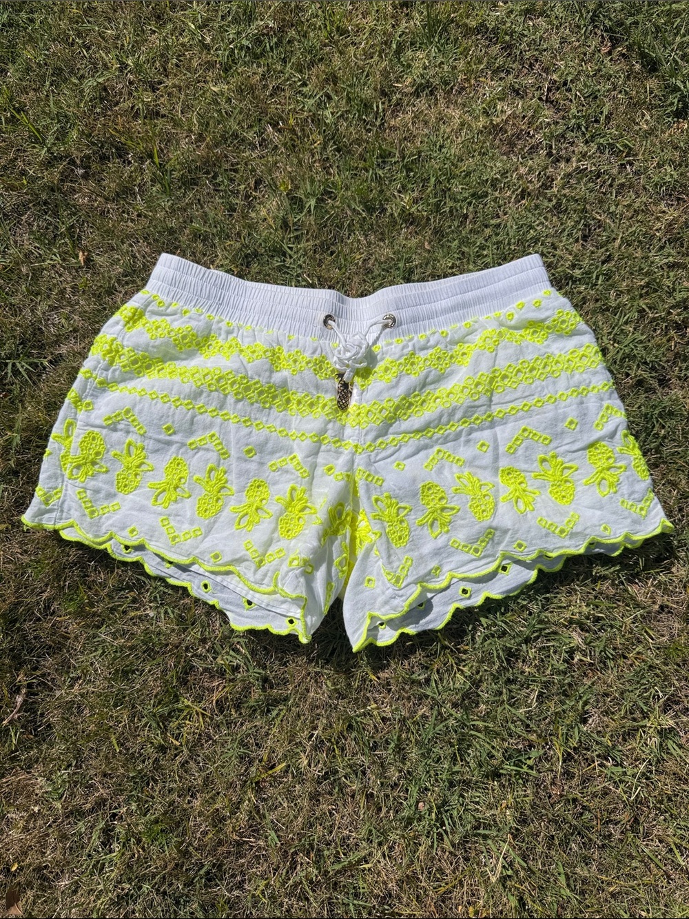 Lilly Pulitzer NWOT White & Neon Yellow Embroidered Pineapple Beach Shorts